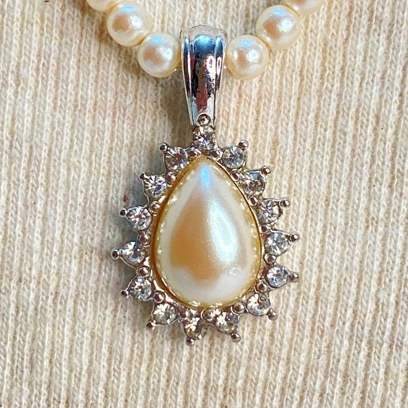 90s Monet Pearlesque Beaded Necklace Teardrop Pearlesque Rhinestone Trim Pendant - Picture 3 of 12